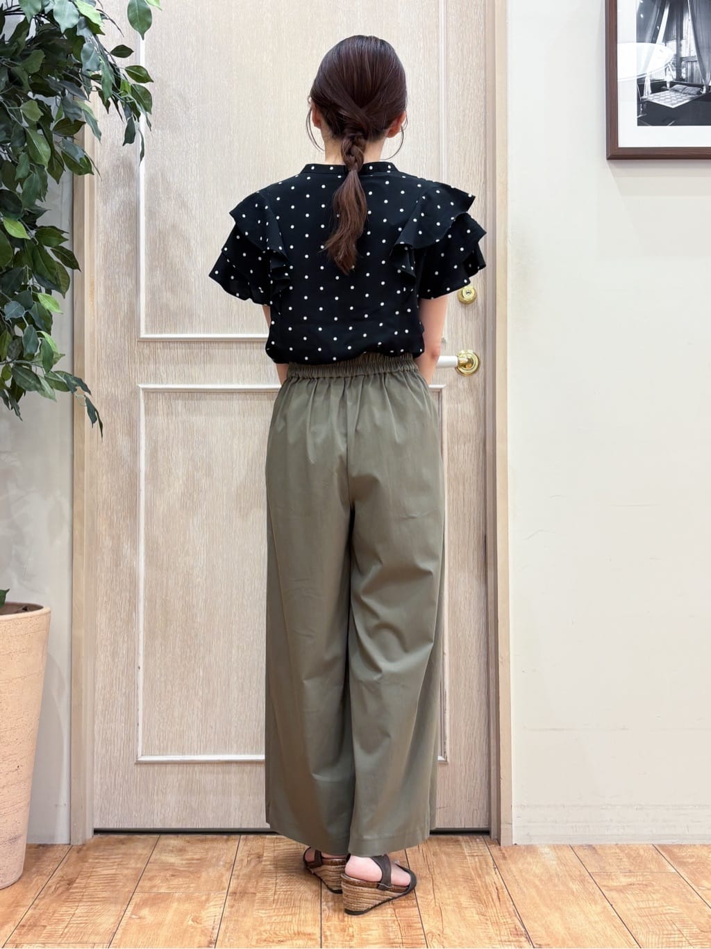 なみさんの「SHOO･LA･RUE｜【無地/ドット柄】お袖フリルが華やぐ きれいめブラウス」を使ったコーディネート