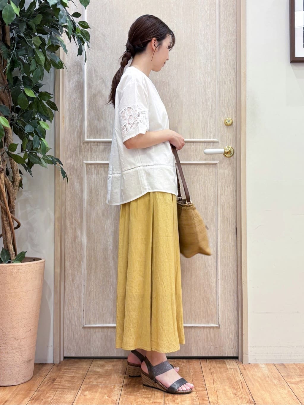 なみさんの「SHOO･LA･RUE｜【S-LL/6分袖】レースデザインで華やか見え お袖刺繍ブラウス」を使ったコーディネート