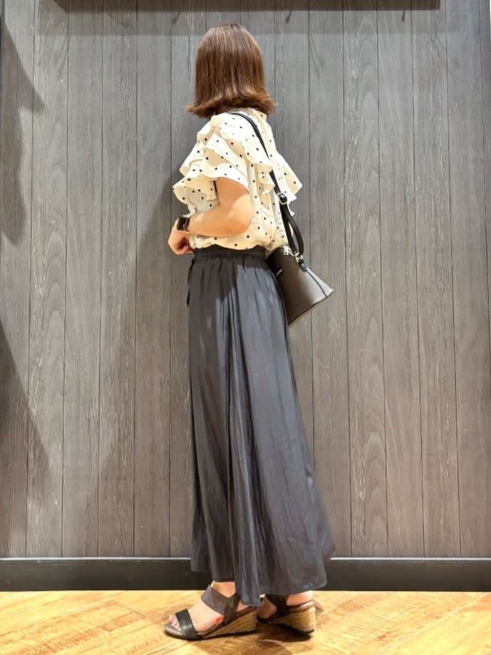meiさんの「SHOO･LA･RUE｜【無地/ドット柄】お袖フリルが華やぐ きれいめブラウス」を使ったコーディネート