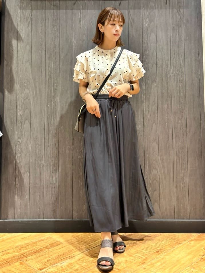 meiさんの「SHOO･LA･RUE｜【無地/ドット柄】お袖フリルが華やぐ きれいめブラウス」を使ったコーディネート