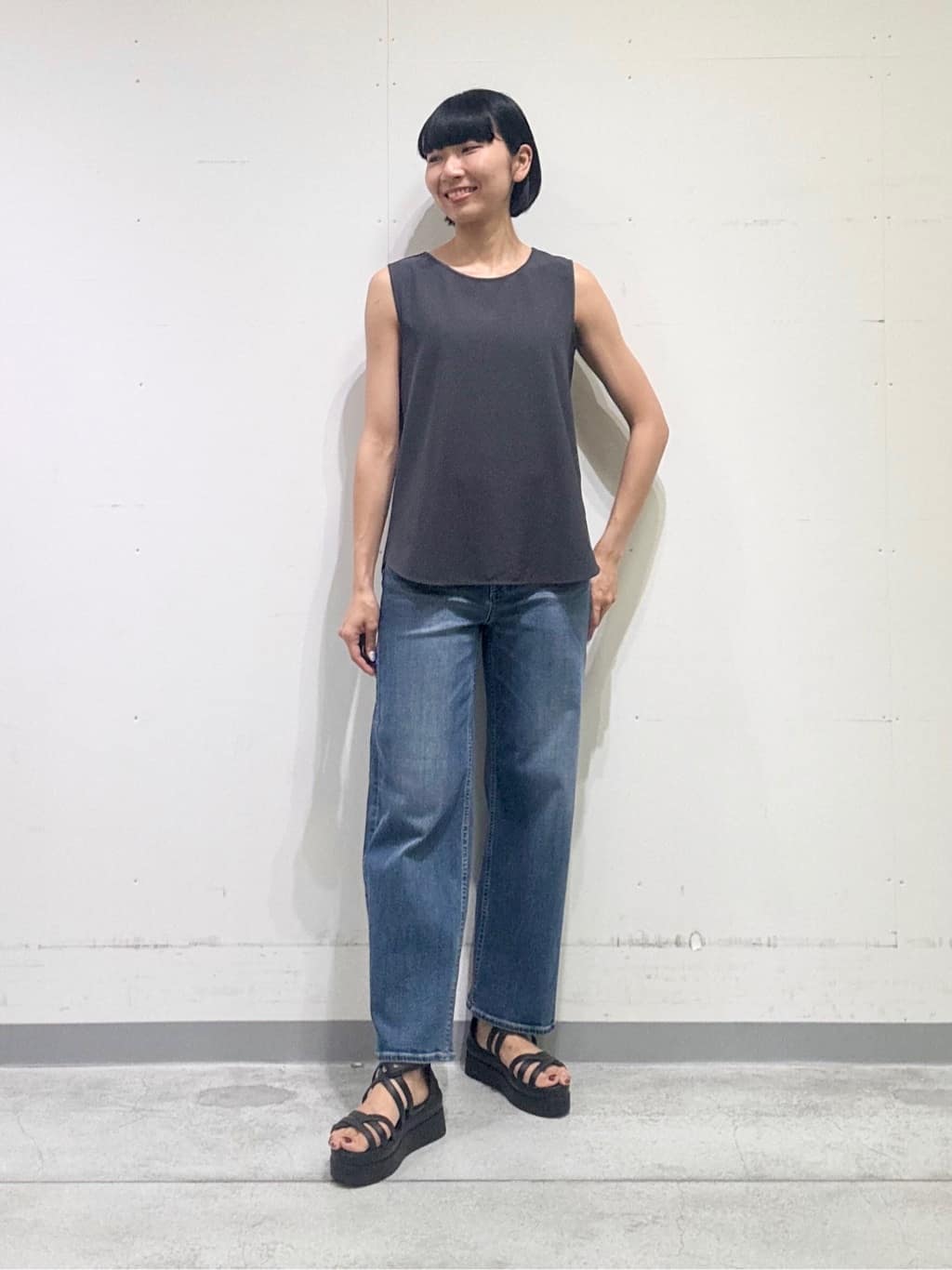 naoさんの「INDIVI｜【褒められデニム】ワイドストレート デニムパンツ」を使ったコーディネート