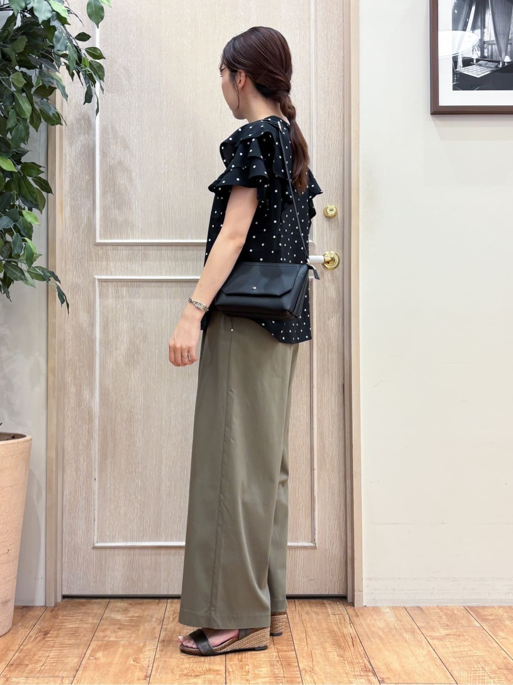 なみさんの「SHOO･LA･RUE｜【無地/ドット柄】お袖フリルが華やぐ きれいめブラウス」を使ったコーディネート