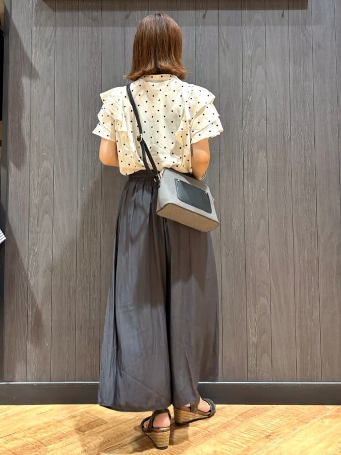 meiさんの「SHOO･LA･RUE｜【無地/ドット柄】お袖フリルが華やぐ きれいめブラウス」を使ったコーディネート