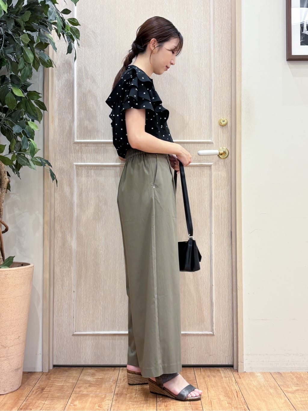 なみさんの「SHOO･LA･RUE｜【無地/ドット柄】お袖フリルが華やぐ きれいめブラウス」を使ったコーディネート