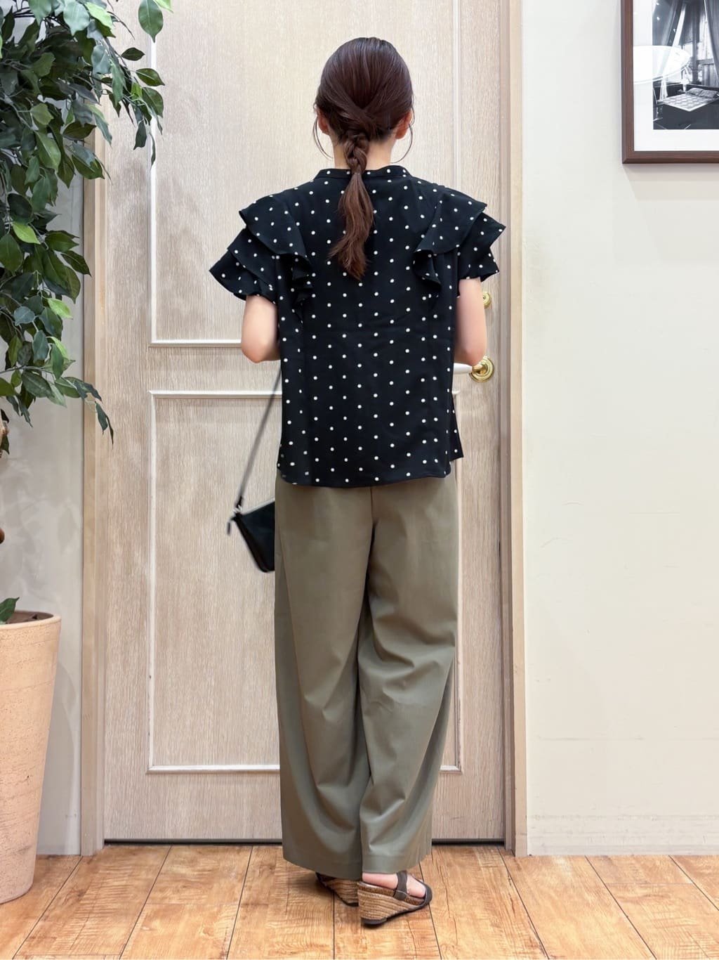 なみさんの「SHOO･LA･RUE｜【無地/ドット柄】お袖フリルが華やぐ きれいめブラウス」を使ったコーディネート