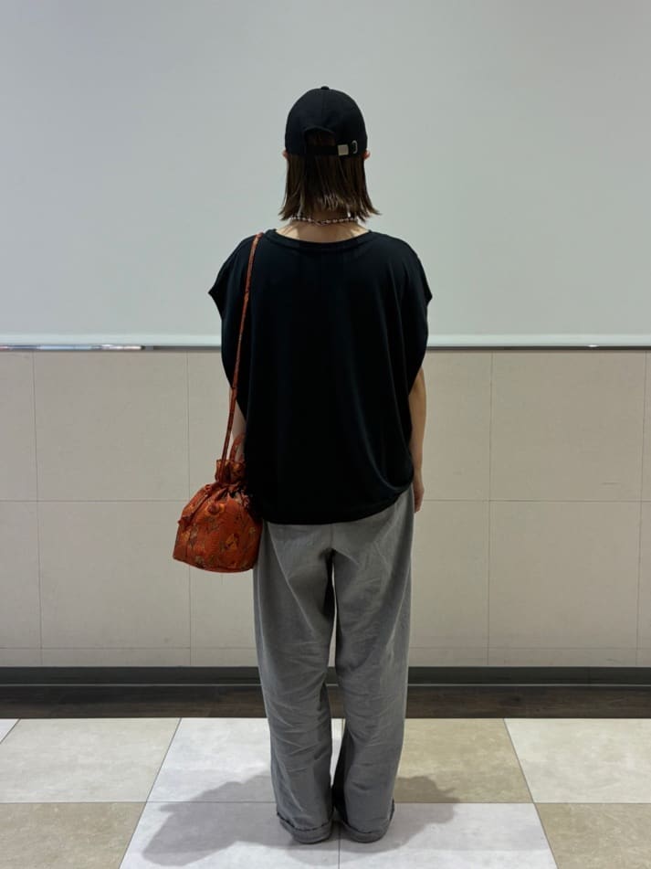 おせちさんの「SHOO･LA･RUE｜【S-LL/ひんやり/UV】二の腕をきれいにカバー ショルダータックトップス」を使ったコーディネート
