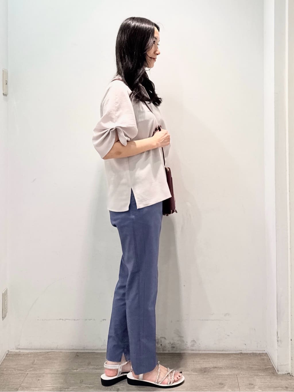 yuicciさんの「OPAQUE.CLIP｜麻混ハイストレッチイージースティックパンツ【洗濯機洗い可】」を使ったコーディネート