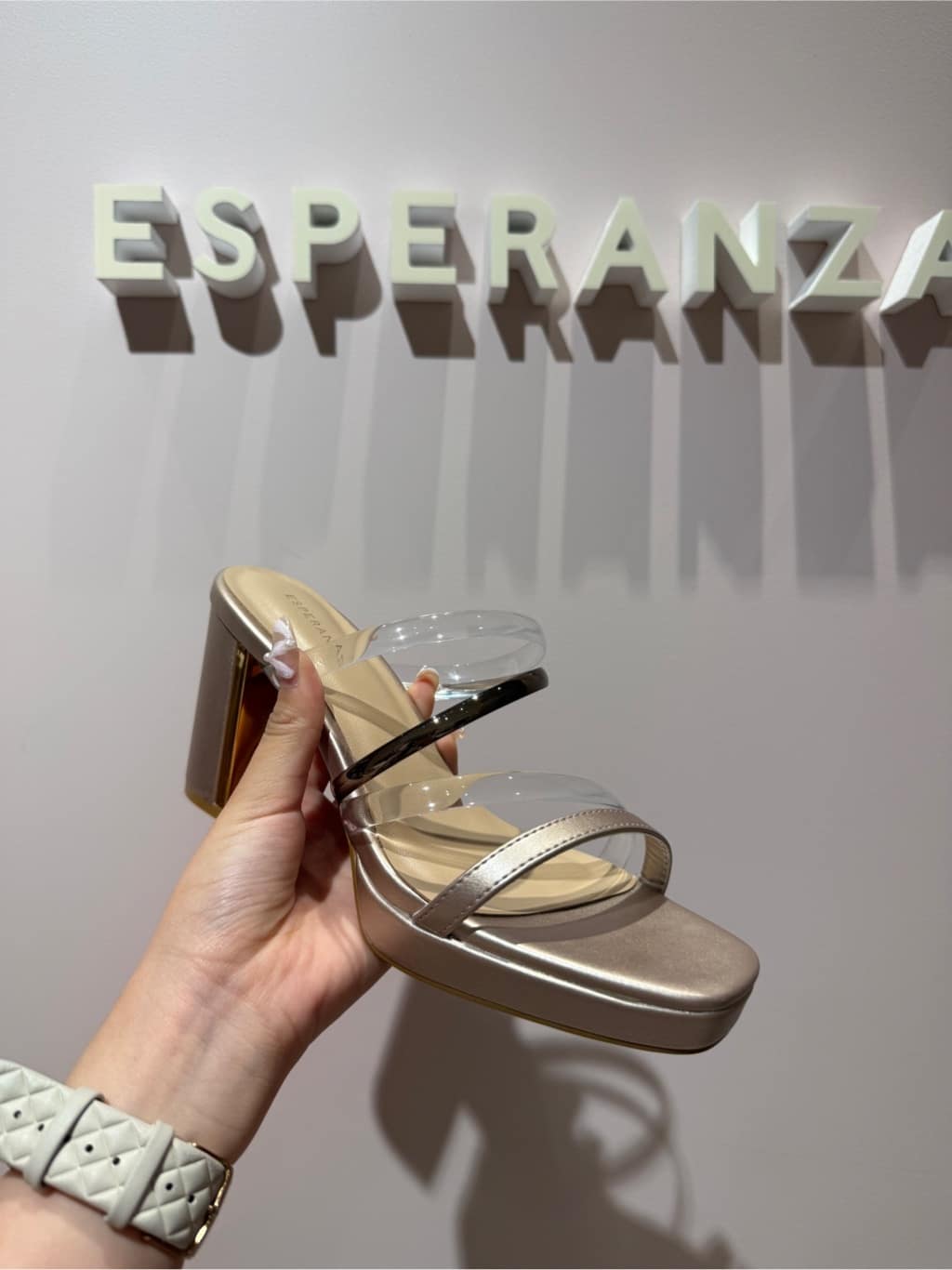 neinaさんの「ESPERANZA｜クリア&times;メタリックラインコンビヒールサンダル」を使ったコーディネート