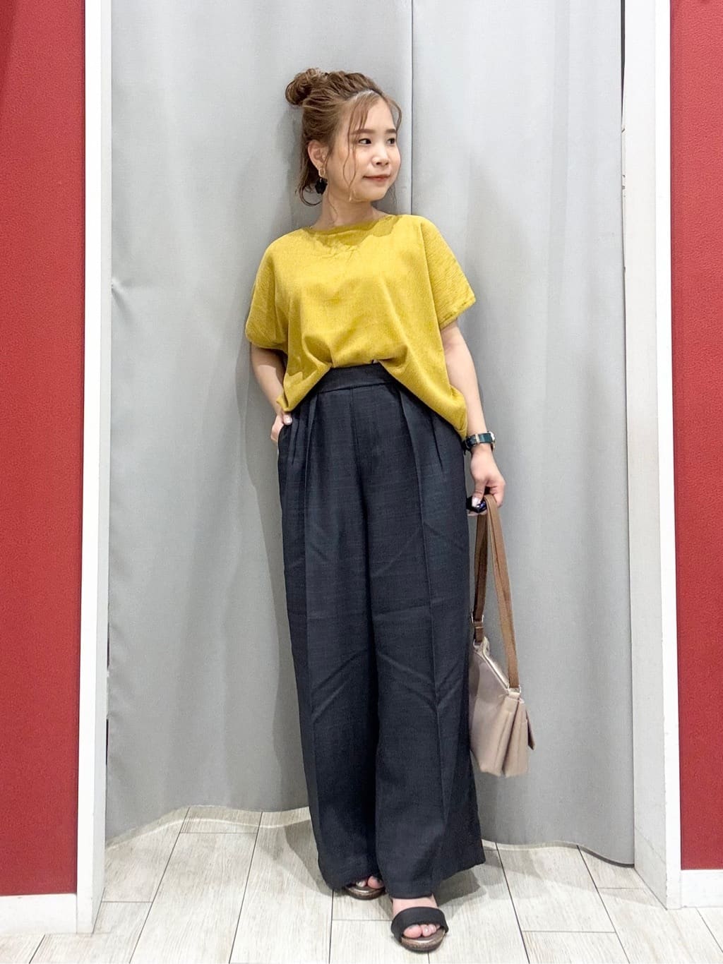 shioさんの「SHOO･LA･RUE｜【S-LL】ブラウス見えする 軽やかな着心地の しぼしぼトップス」を使ったコーディネート
