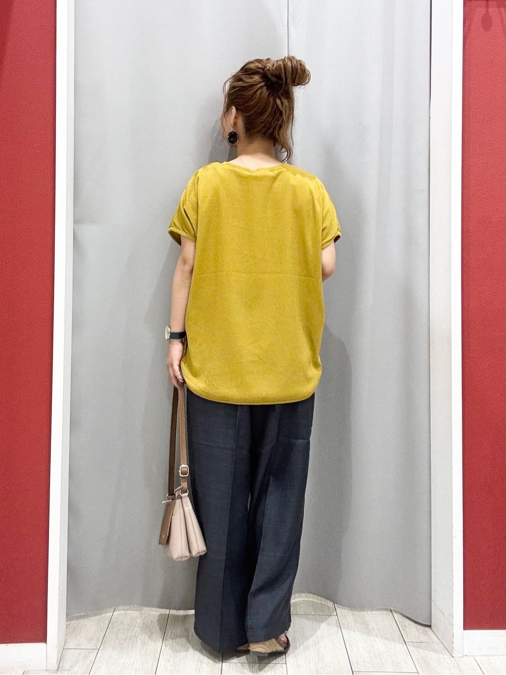 shioさんの「SHOO･LA･RUE｜【S-LL】ブラウス見えする 軽やかな着心地の しぼしぼトップス」を使ったコーディネート
