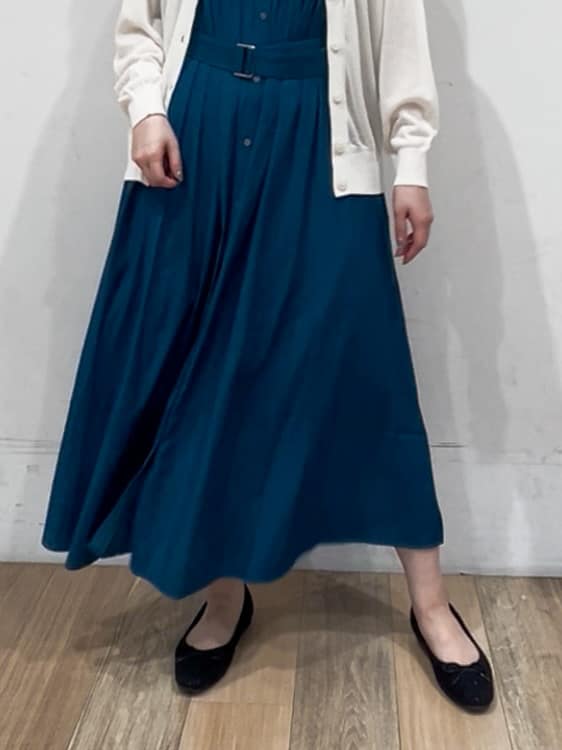 山さんさんの「grove｜さっと二の腕カバー　大人な抜け感シアーラグランVネックカーデ」を使ったコーディネート