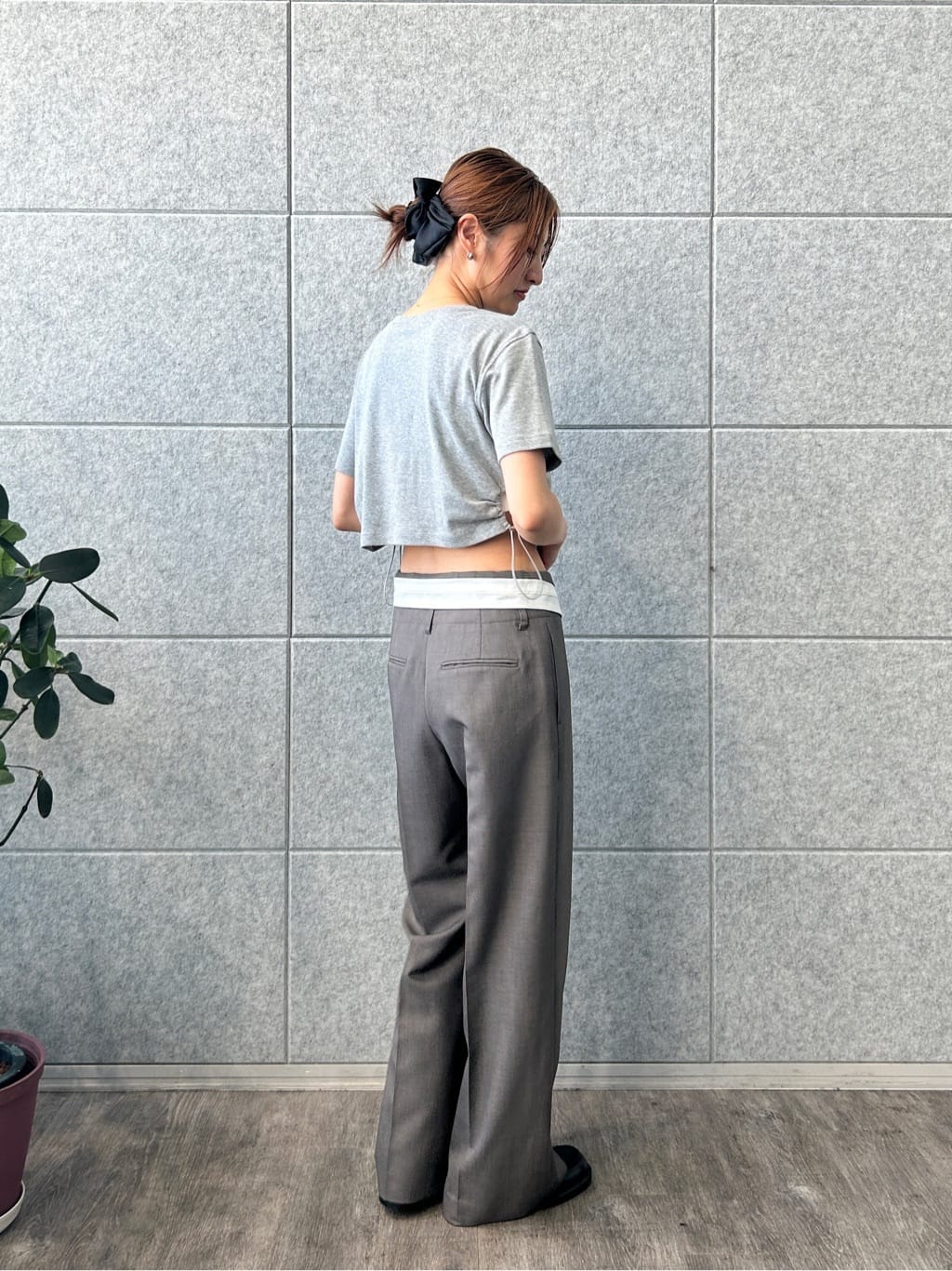 harunaさんの「CODE A｜drawstring crop tee」を使ったコーディネート