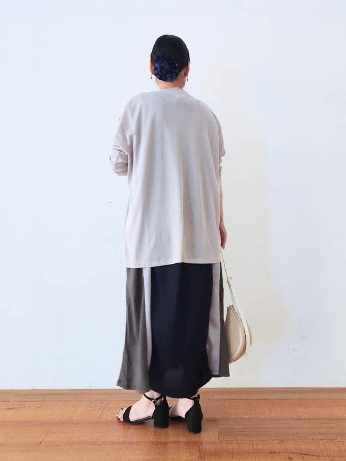 くまさんの「SHOO･LA･RUE｜【S-LL/ひんやり/UV】手の甲まで隠れる トッパーカーディガン」を使ったコーディネート