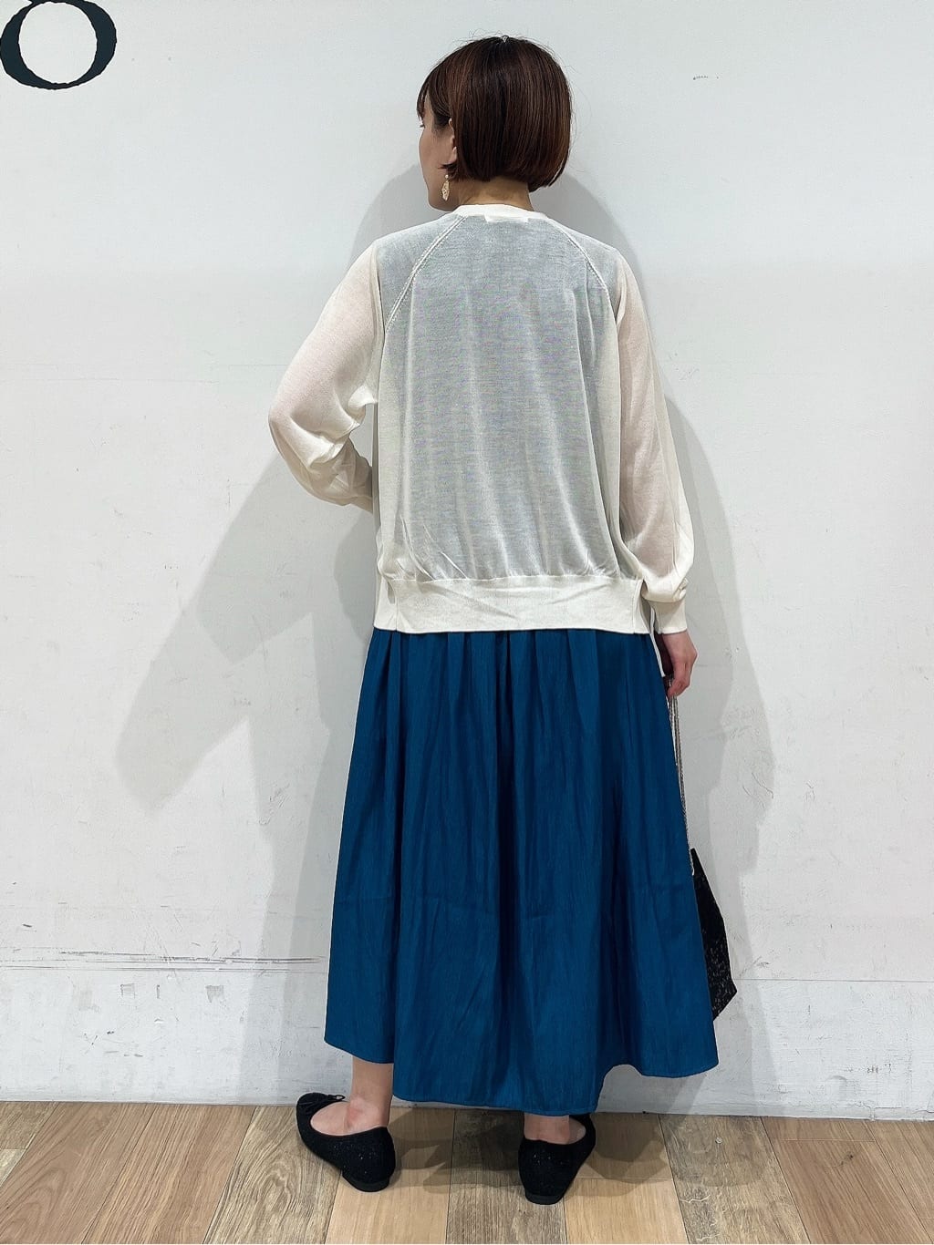 山さんさんの「grove｜さっと二の腕カバー　大人な抜け感シアーラグランVネックカーデ」を使ったコーディネート