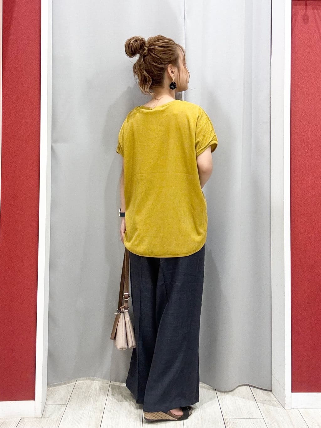 shioさんの「SHOO･LA･RUE｜【S-LL】ブラウス見えする 軽やかな着心地の しぼしぼトップス」を使ったコーディネート