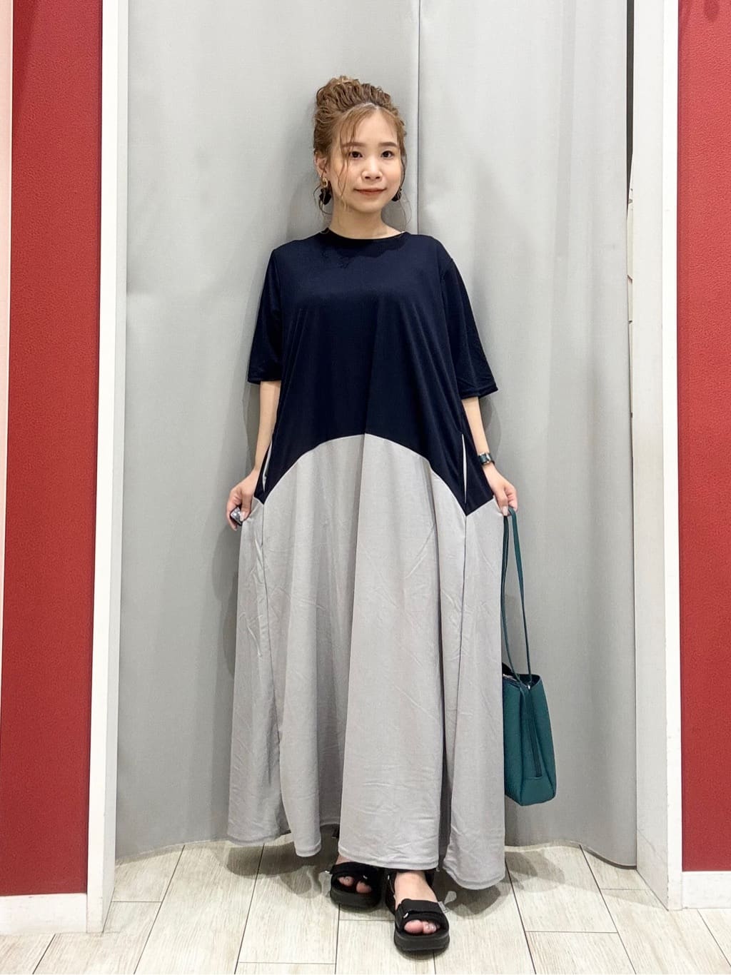 shioさんの「SHOO･LA･RUE｜【ひんやり/体型カバー】さらりと着られる バイカラーAラインワンピース」を使ったコーディネート
