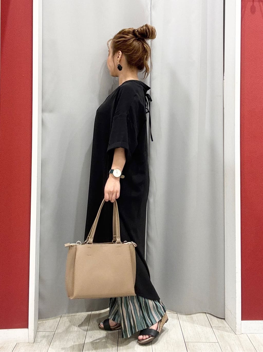shioさんの「SHOO･LA･RUE｜【S-LL/洗濯後しわになりにくい/体型カバー】後ろ姿もサマになる バックレースアップチュニック」を使ったコーディネート