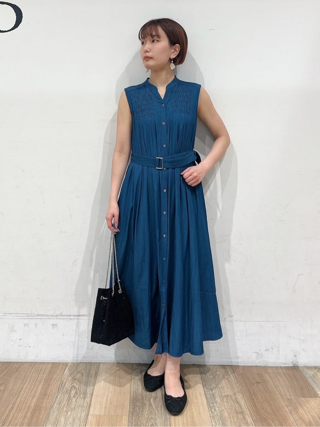 山さんさんの「grove｜さっと二の腕カバー　大人な抜け感シアーラグランVネックカーデ」を使ったコーディネート