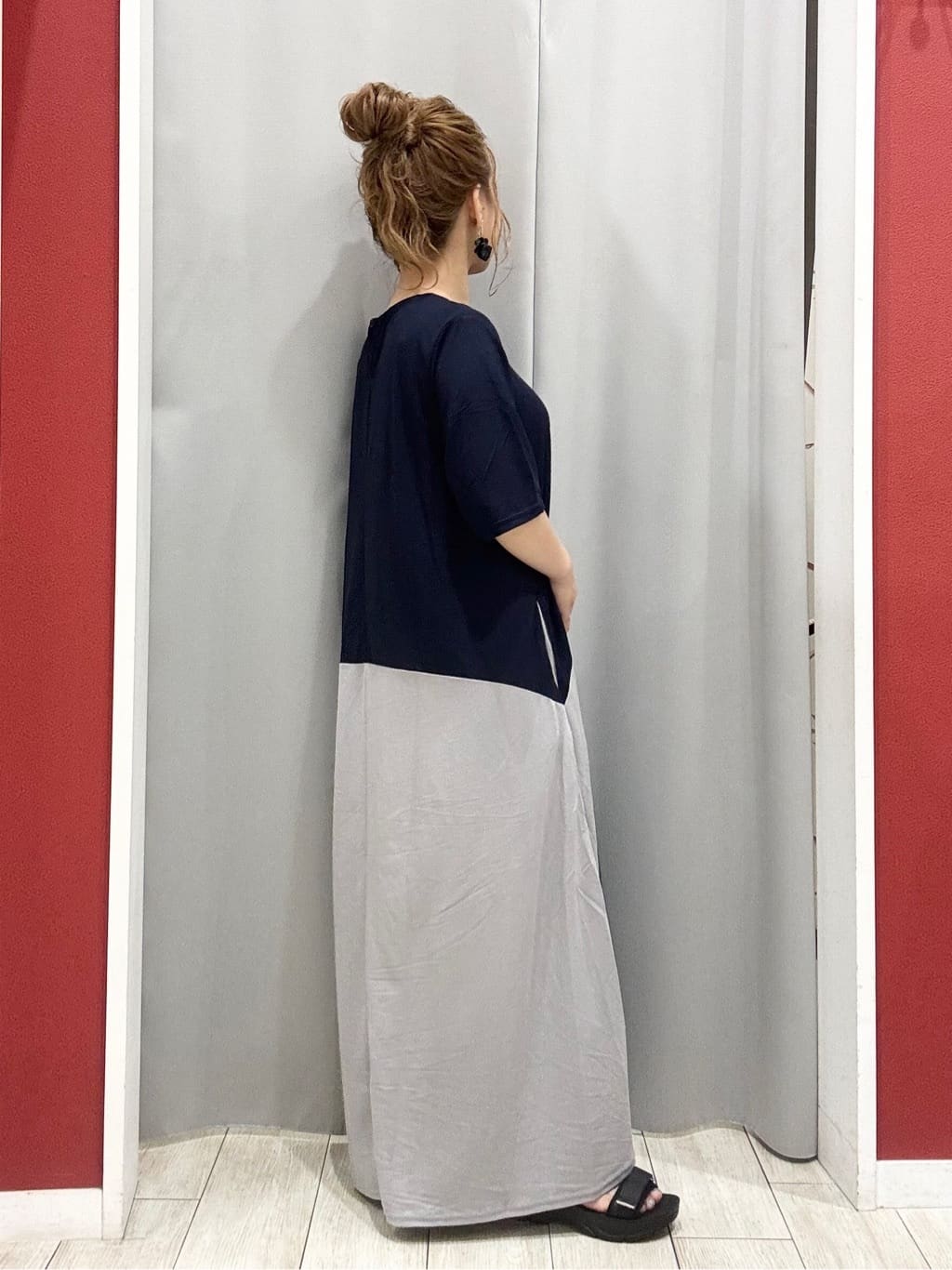 shioさんの「SHOO･LA･RUE｜【ひんやり/体型カバー】さらりと着られる バイカラーAラインワンピース」を使ったコーディネート