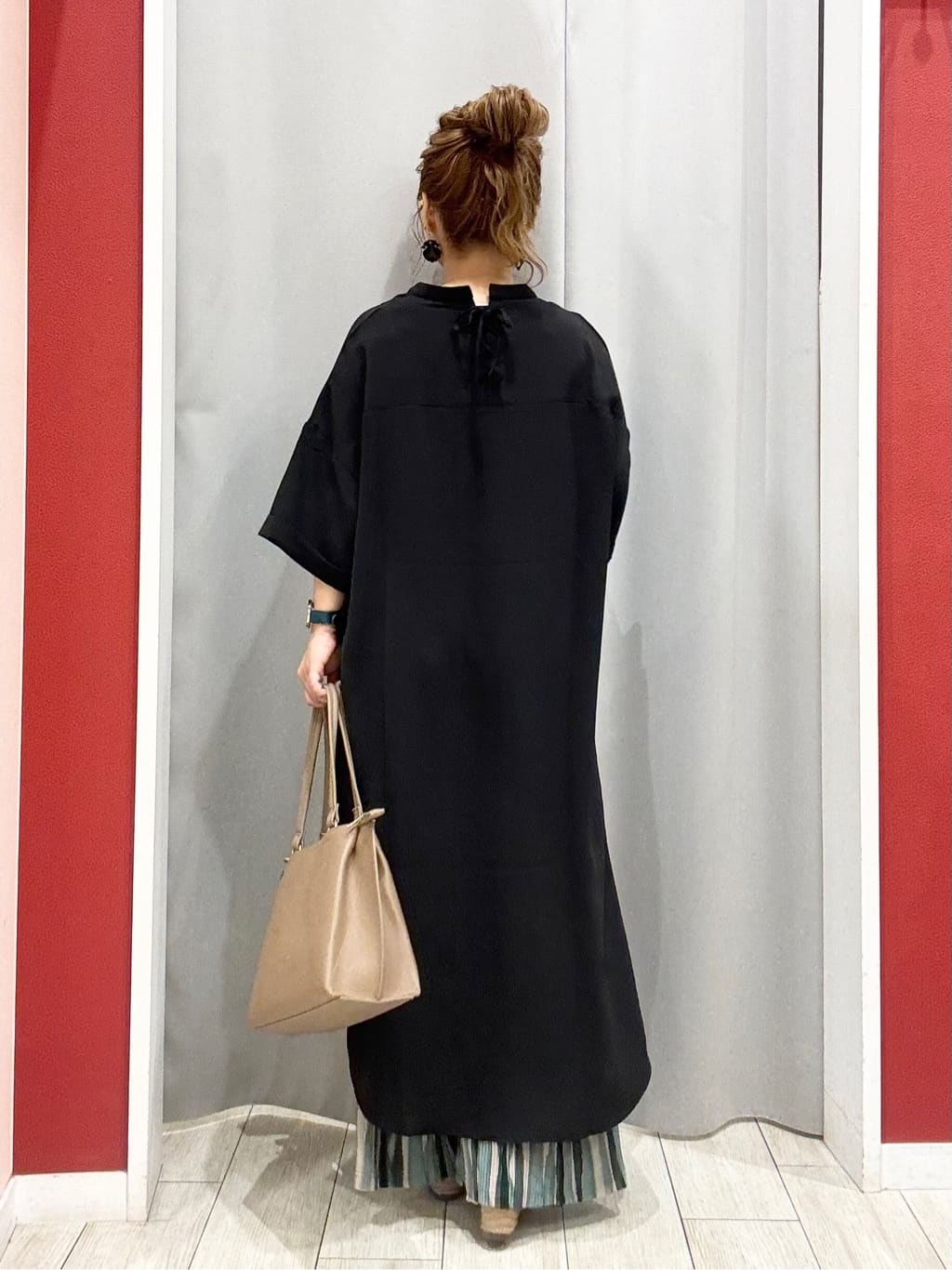 shioさんの「SHOO･LA･RUE｜【S-LL/洗濯後しわになりにくい/体型カバー】後ろ姿もサマになる バックレースアップチュニック」を使ったコーディネート