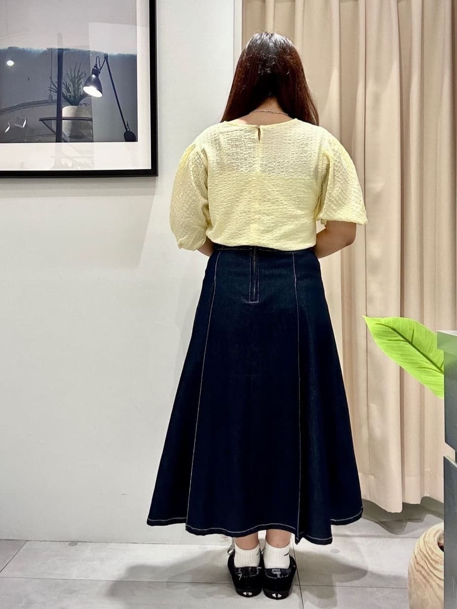 しえみさんの「THE SHOP TK｜シーズンレスで使える デニムタックスカート/洗える」を使ったコーディネート