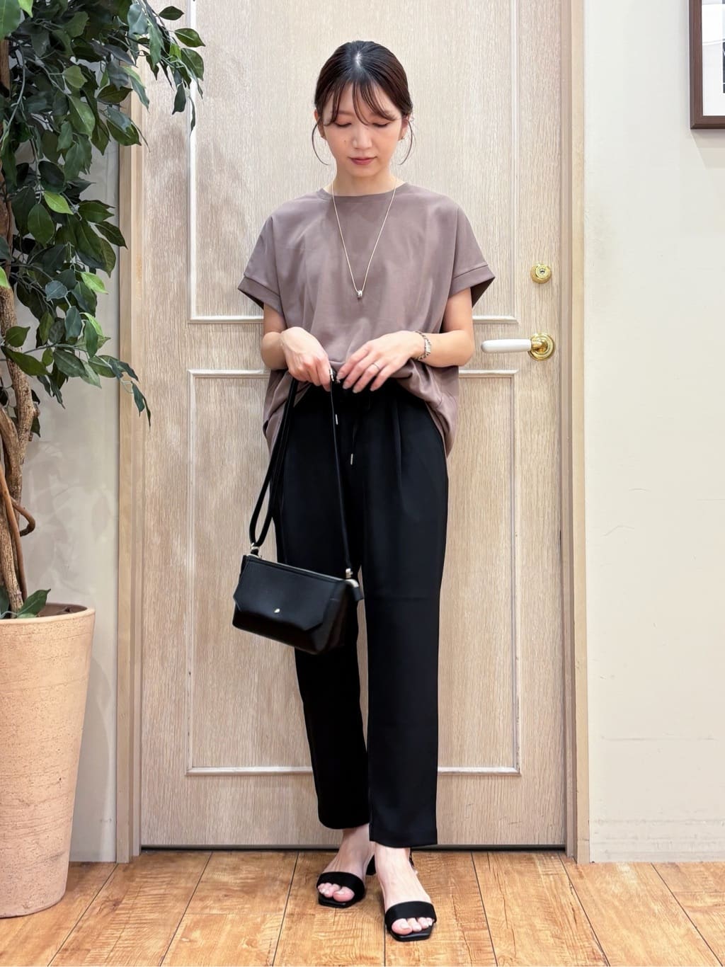なみさんの「SHOO･LA･RUE｜【S-LL/汗ジミ軽減/ひんやり/UV】体型カバーに タック入りドルマントップス」を使ったコーディネート