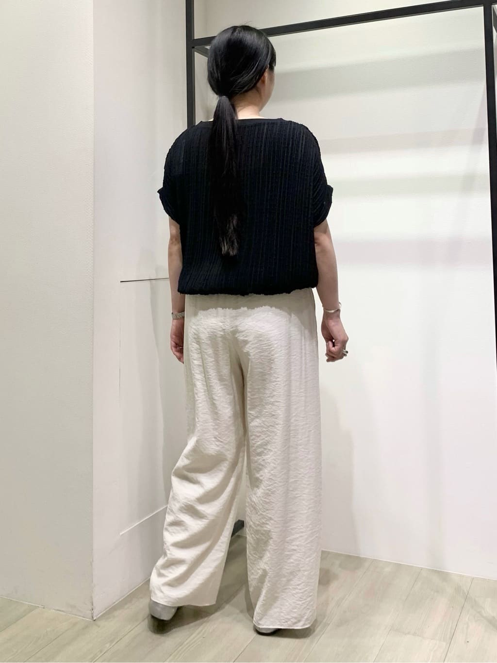 hasuさんの「INDIVI｜【洗える／UVケア／SETUP可能】ドロストワイドパンツ」を使ったコーディネート