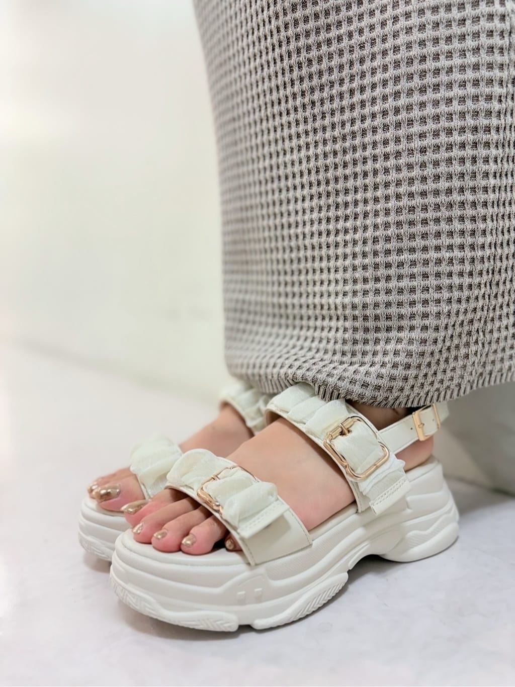 sakiさんの「ESPERANZA｜ギャザーダブルベルトサンダル」を使ったコーディネート