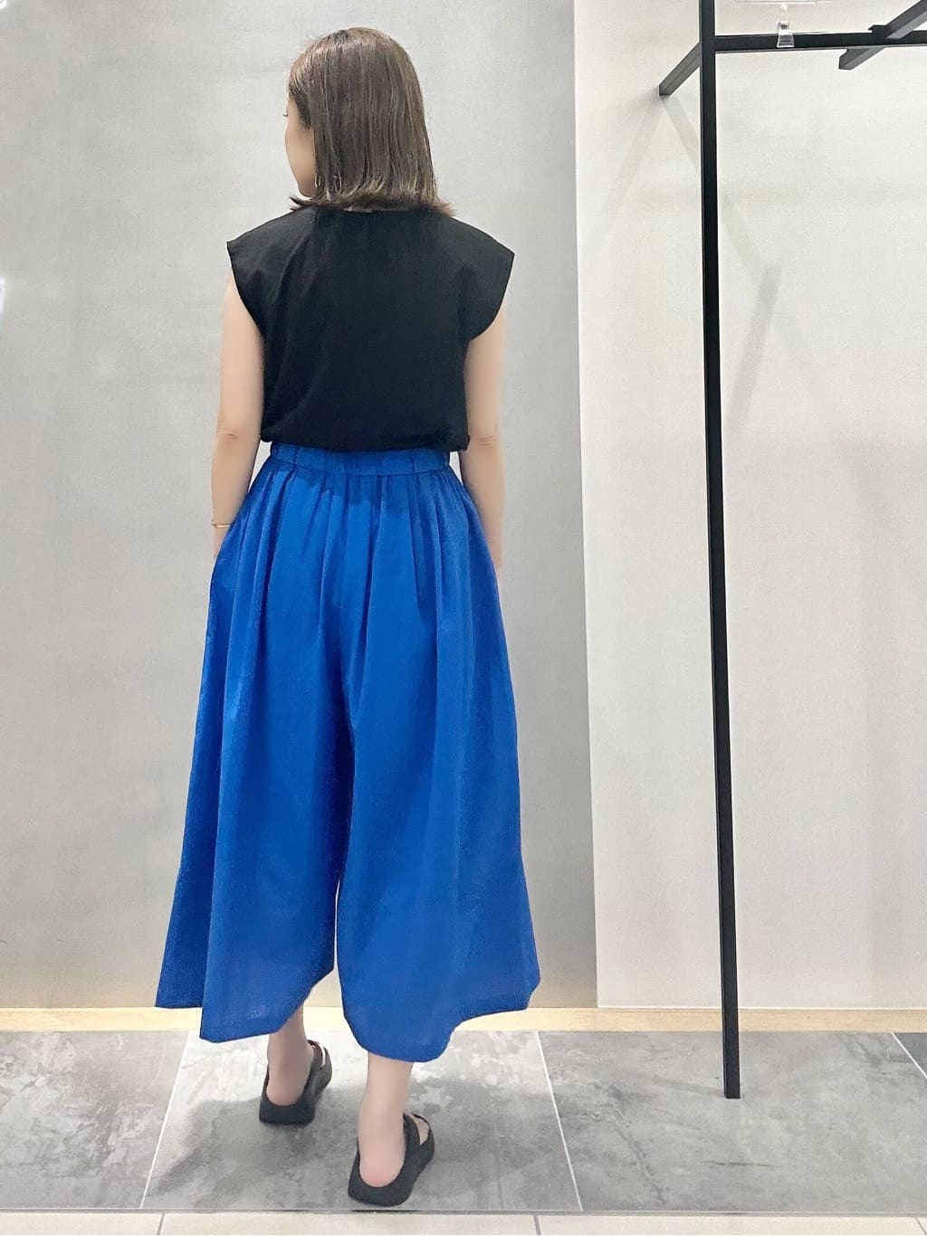 MAIさんの「INDIVI｜【クールエアー素材／UVケア／セットアップ可能】エアリーフレアパンツ」を使ったコーディネート