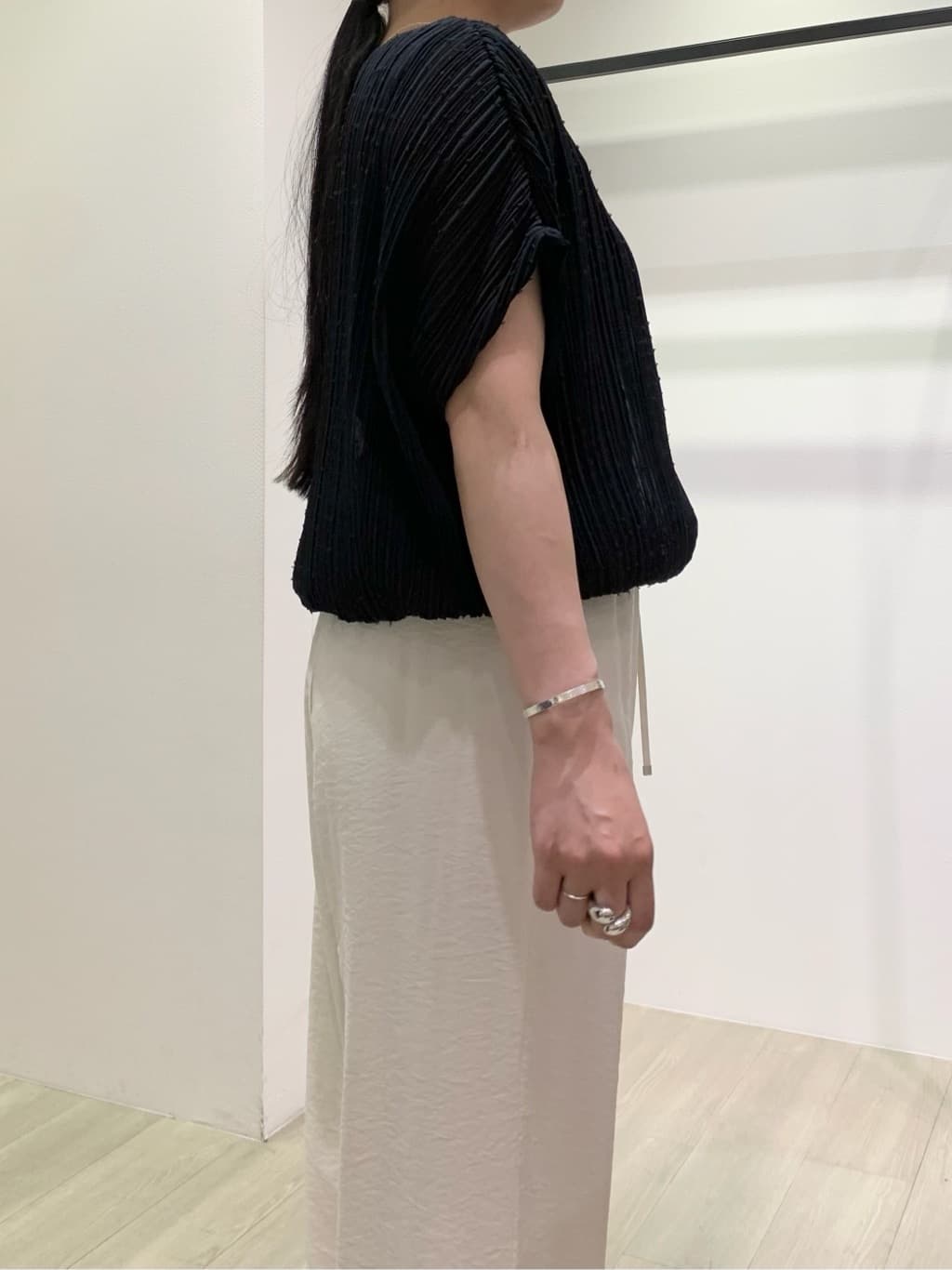 hasuさんの「INDIVI｜【洗える／UVケア／SETUP可能】ドロストワイドパンツ」を使ったコーディネート