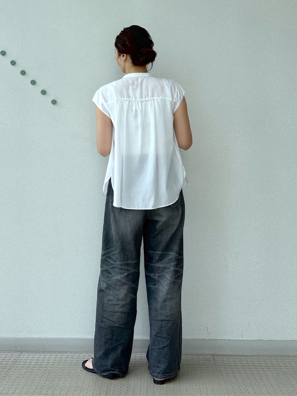 yoshikadoさんの「DRESSTERIOR｜ヴィンテージ加工ワイドデニムパンツ」を使ったコーディネート