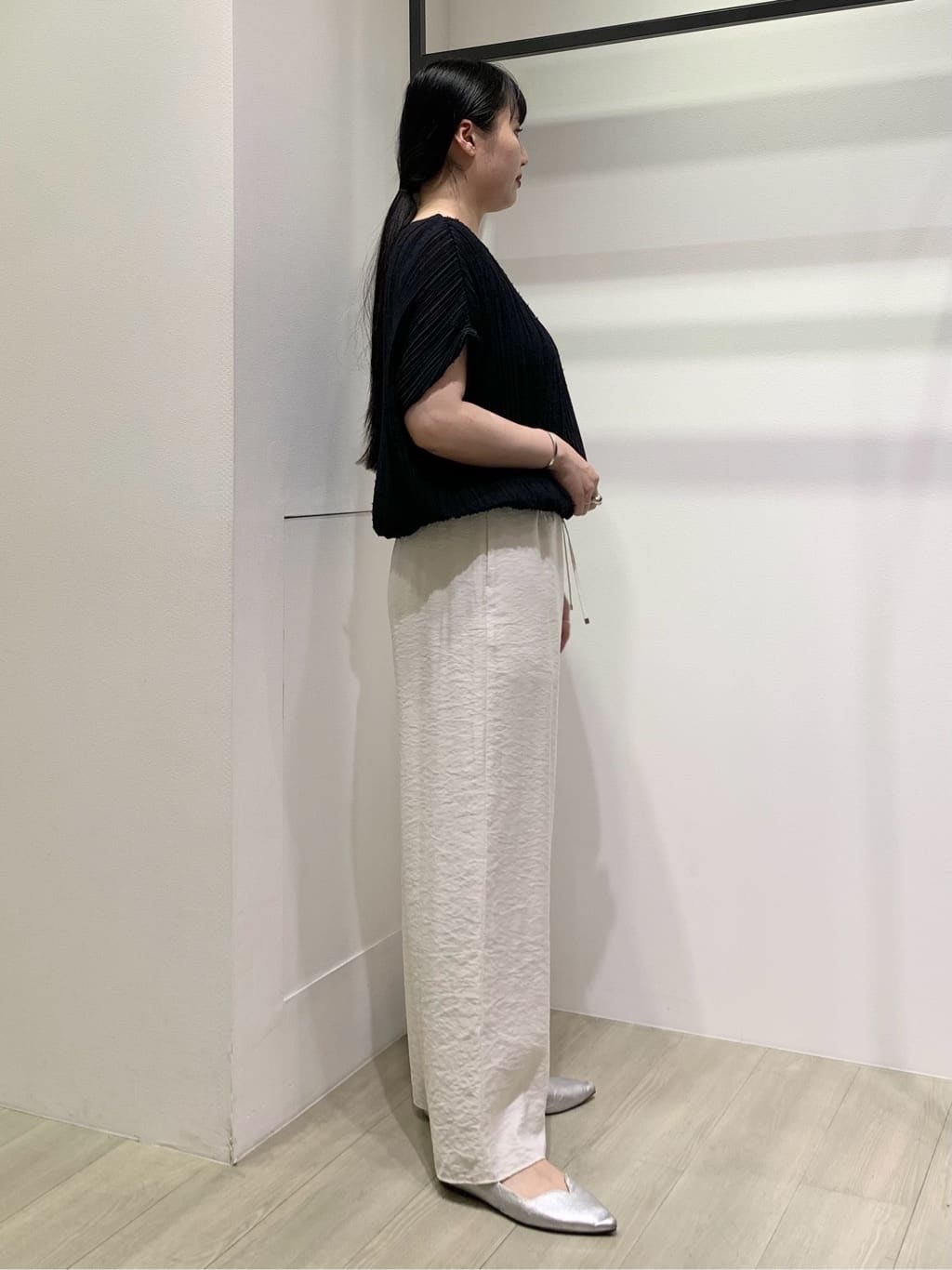 hasuさんの「INDIVI｜【洗える／UVケア／SETUP可能】ドロストワイドパンツ」を使ったコーディネート