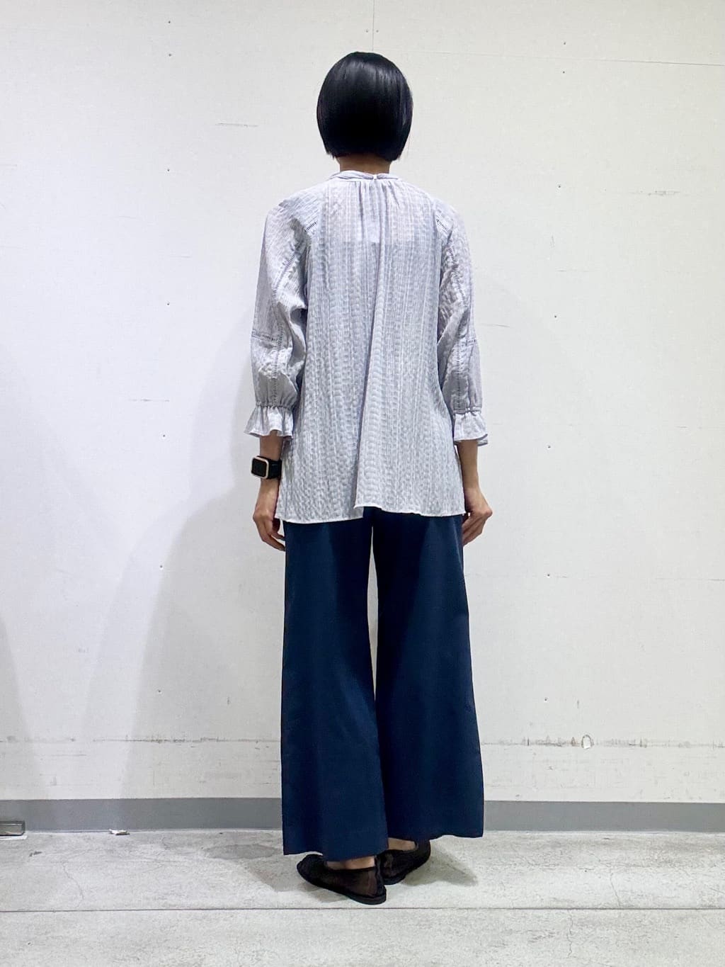 naoさんの「INDIVI｜【洗える／シャーリング素材】ボリューム袖エアリーブラウス」を使ったコーディネート