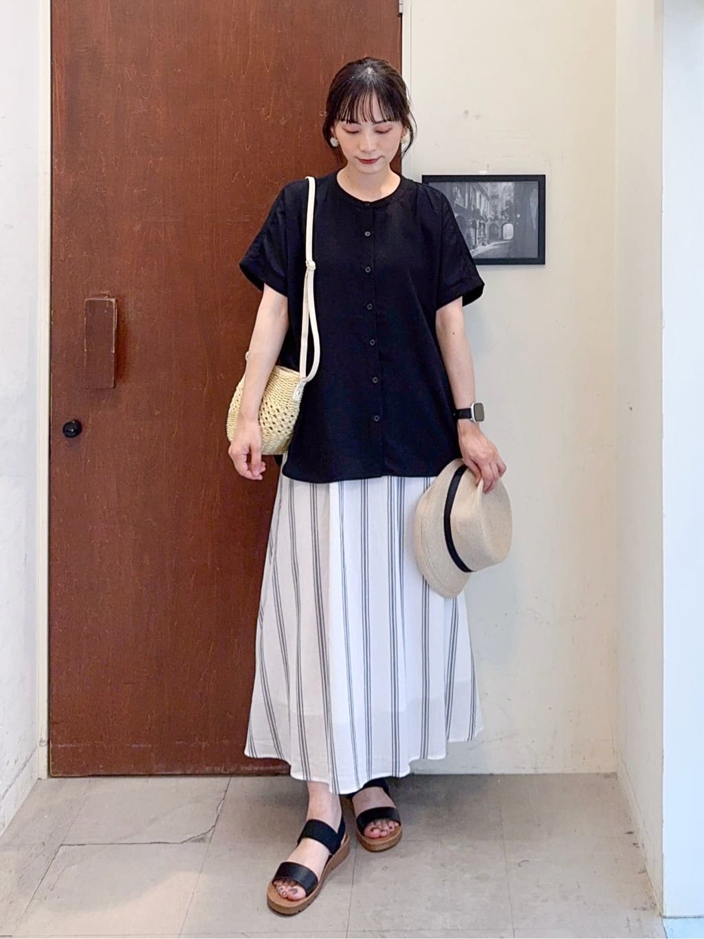 𝐇𝐢𝐫𝐨𝐦𝐢さんの「SHOO･LA･RUE｜アンクルゴムフラットサンダル」を使ったコーディネート