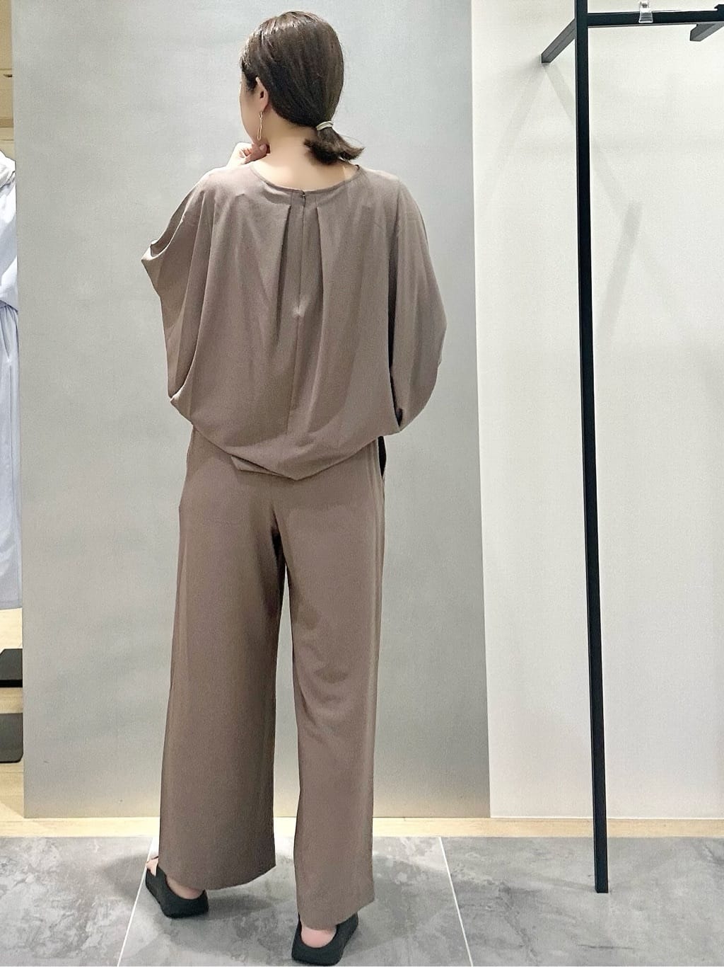 MAIさんの「INDIVI｜【体型カバー/SETUP可能】ジョーゼット　ドルマンブラウス」を使ったコーディネート