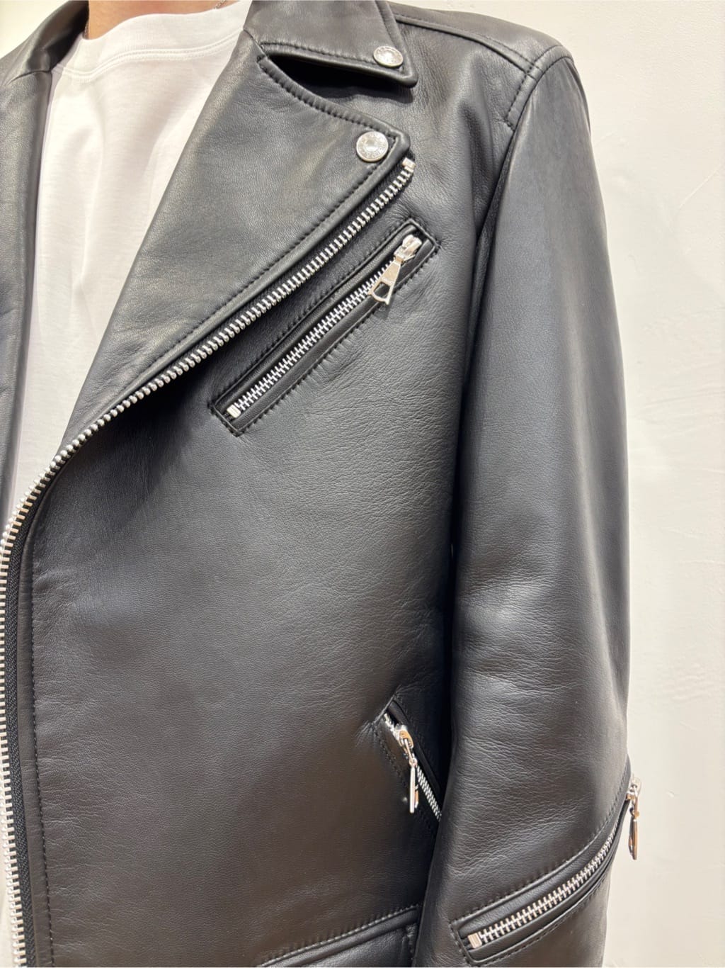 ABEさんの「DRESSTERIOR｜◆【本革】レザーライダースジャケット」を使ったコーディネート