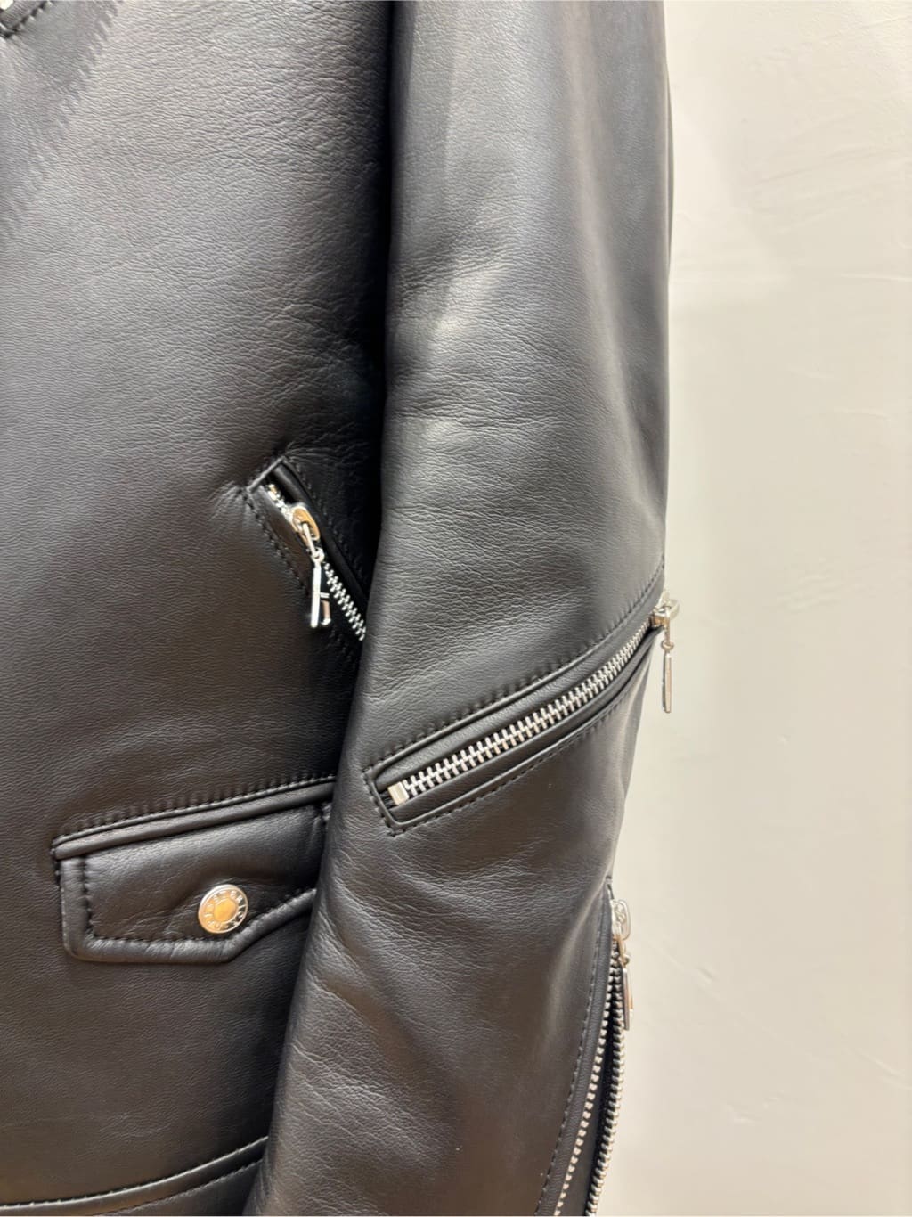ABEさんの「DRESSTERIOR｜◆【本革】レザーライダースジャケット」を使ったコーディネート