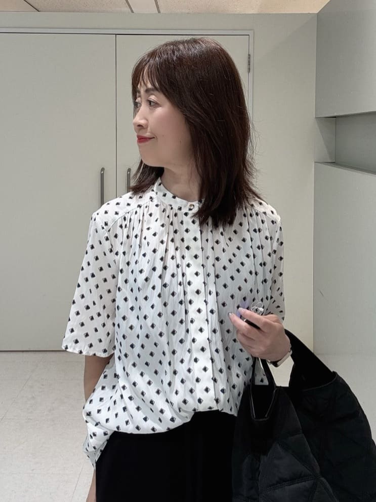 makiさんの「UNTITLED｜【セットアップ可/リラクシー/通勤】スクエアジオメ柄ブラウス」を使ったコーディネート
