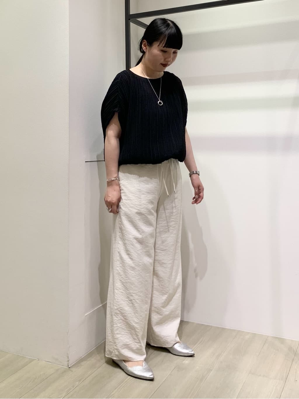 hasuさんの「INDIVI｜【洗える／UVケア／SETUP可能】ドロストワイドパンツ」を使ったコーディネート