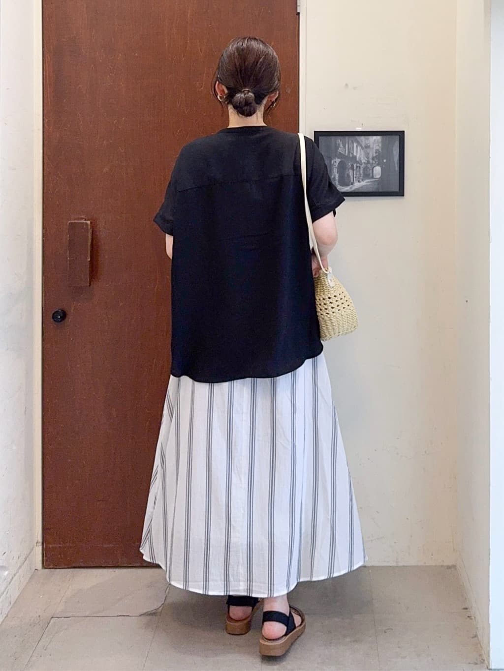 𝐇𝐢𝐫𝐨𝐦𝐢さんの「SHOO･LA･RUE｜アンクルゴムフラットサンダル」を使ったコーディネート