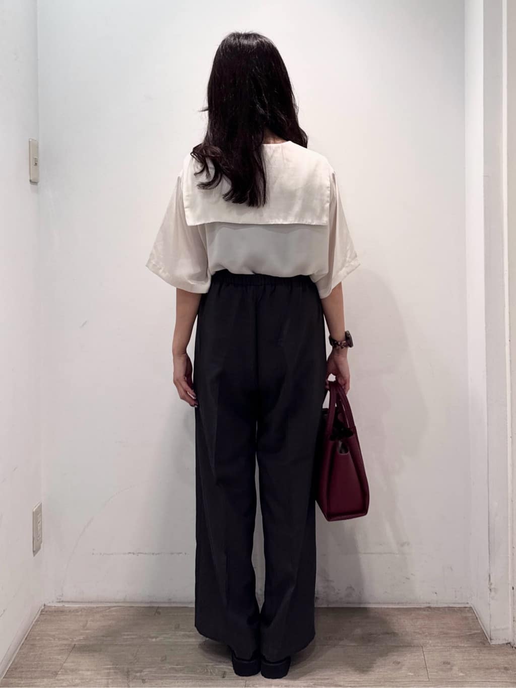 yuicciさんの「OPAQUE.CLIP｜ヴィンテージサテンセーラーカラーブラウス【洗濯機洗い可】」を使ったコーディネート