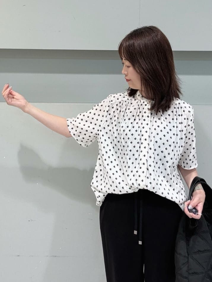 makiさんの「UNTITLED｜【セットアップ可/リラクシー/通勤】スクエアジオメ柄ブラウス」を使ったコーディネート