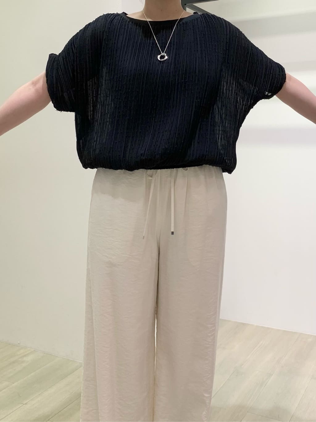 hasuさんの「INDIVI｜【洗える／UVケア／SETUP可能】ドロストワイドパンツ」を使ったコーディネート