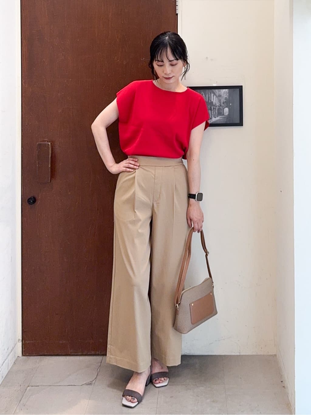 𝐇𝐢𝐫𝐨𝐦𝐢さんの「SHOO･LA･RUE｜【洗える/S-LL/ひんやり】さらりと好印象　総針フレンチスリーブニット」を使ったコーディネート
