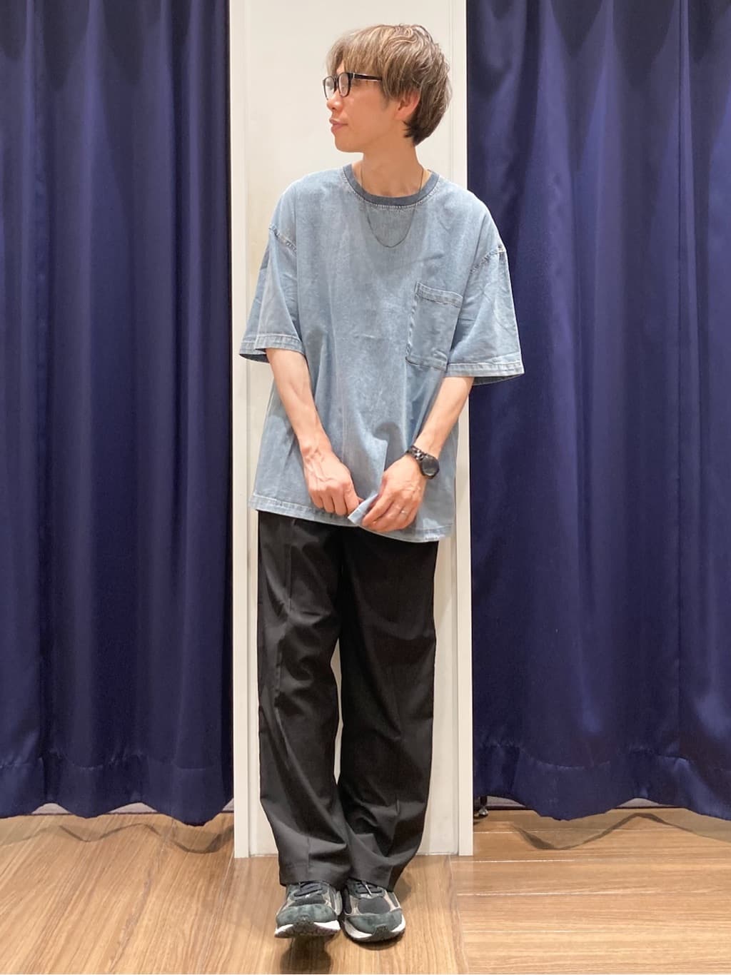 つーじーさんの「THE SHOP TK｜ライトデニム半袖Tシャツ【洗濯機OK】」を使ったコーディネート