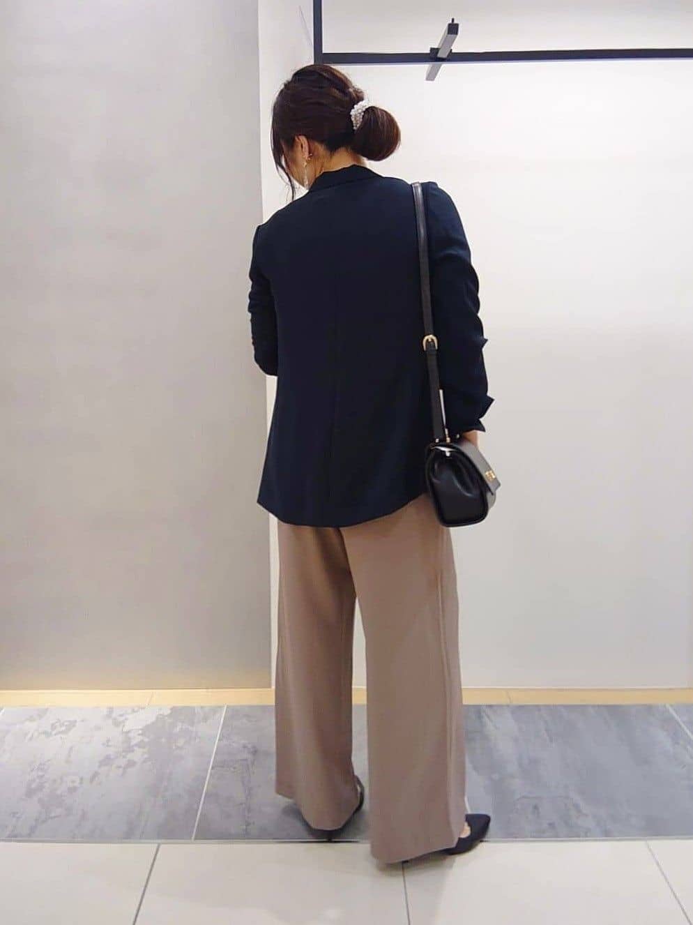TOMOMIさんの「INDIVI｜【UVケア／SETUP可能】エアリージョーゼット ワイドパンツ」を使ったコーディネート