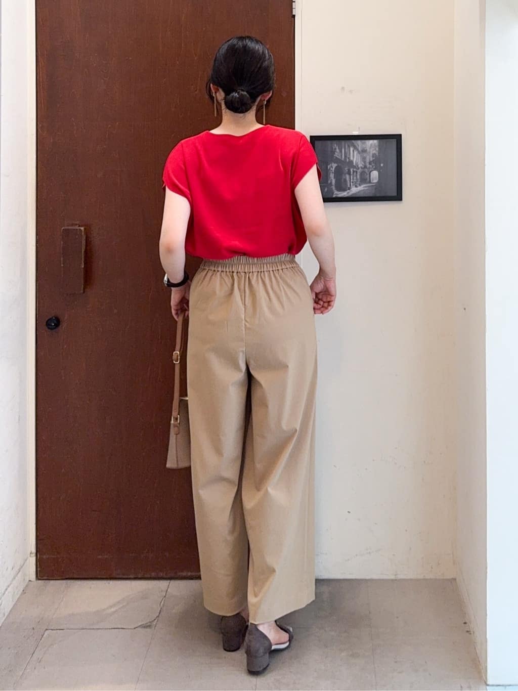 𝐇𝐢𝐫𝐨𝐦𝐢さんの「SHOO･LA･RUE｜【洗える/S-LL/ひんやり】さらりと好印象　総針フレンチスリーブニット」を使ったコーディネート