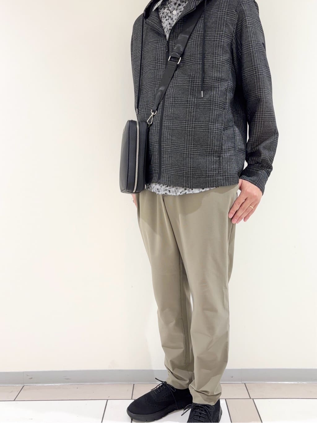 及川さんの「TAKEO KIKUCHI｜【COOL CITY WEAR】エアートール パンツ /接触冷感・通気性」を使ったコーディネート