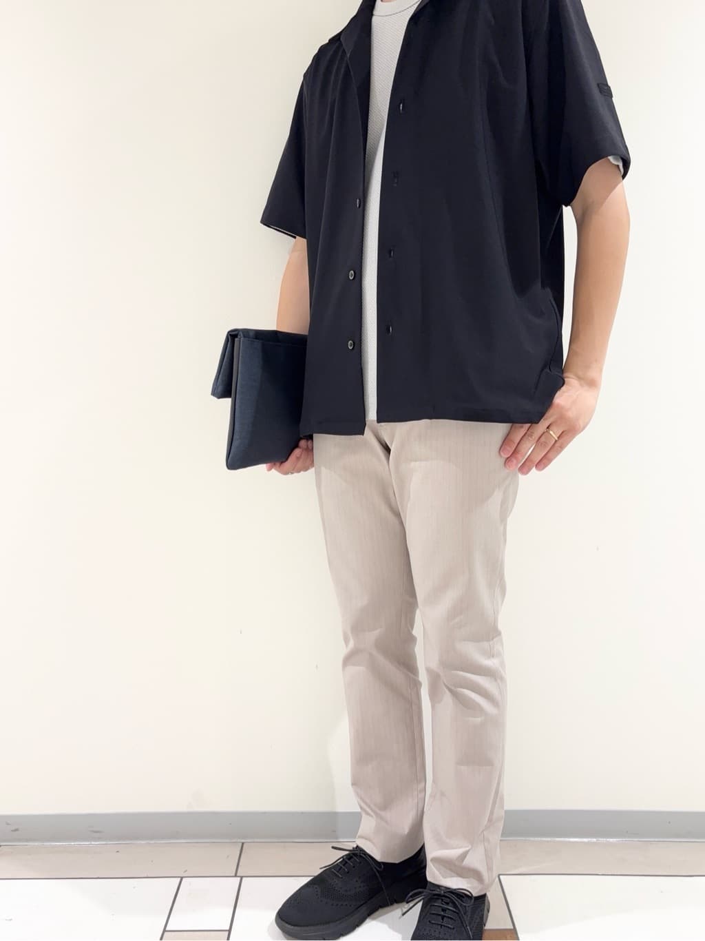 及川さんの「TAKEO KIKUCHI｜【COOL CITY WEAR】エアートール オープンカラーシャツ /接触冷感・通気性」を使ったコーディネート