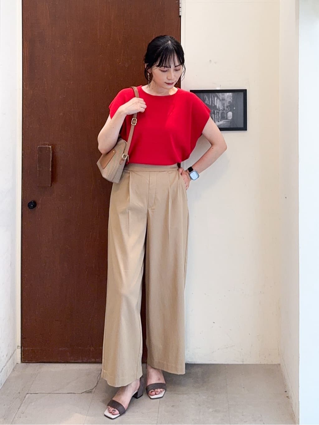 𝐇𝐢𝐫𝐨𝐦𝐢さんの「SHOO･LA･RUE｜【洗える/S-LL/ひんやり】さらりと好印象　総針フレンチスリーブニット」を使ったコーディネート